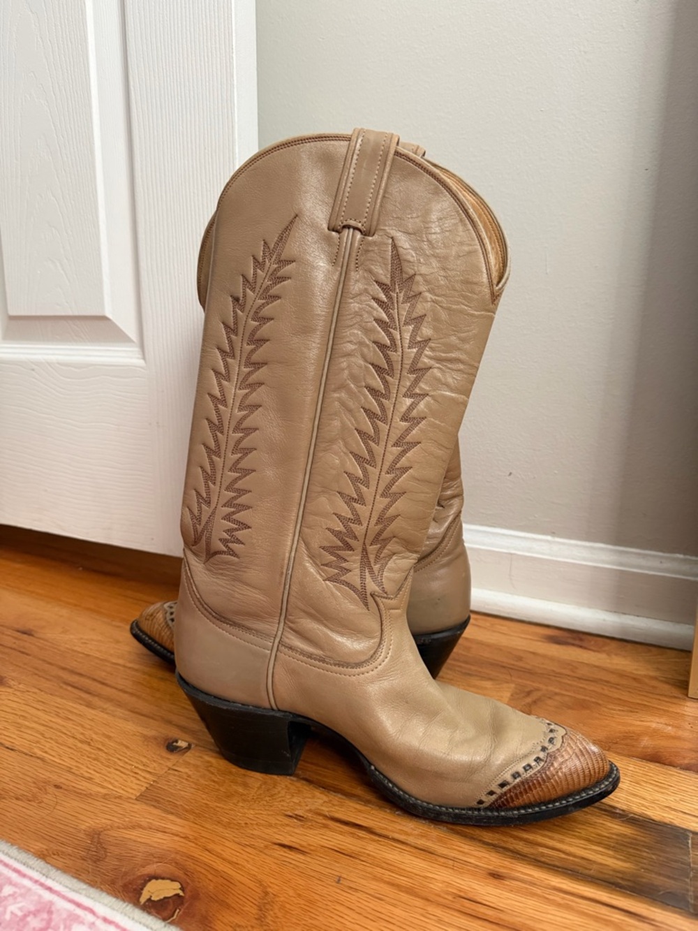 Vintage Women’s Tony Lama Beige Cowboy Boots | $200 originally - Picture 5 of 9